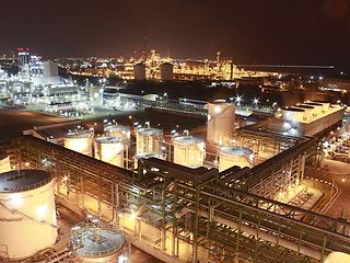 Nachtaufnahme einer petrochemischen Fabrik